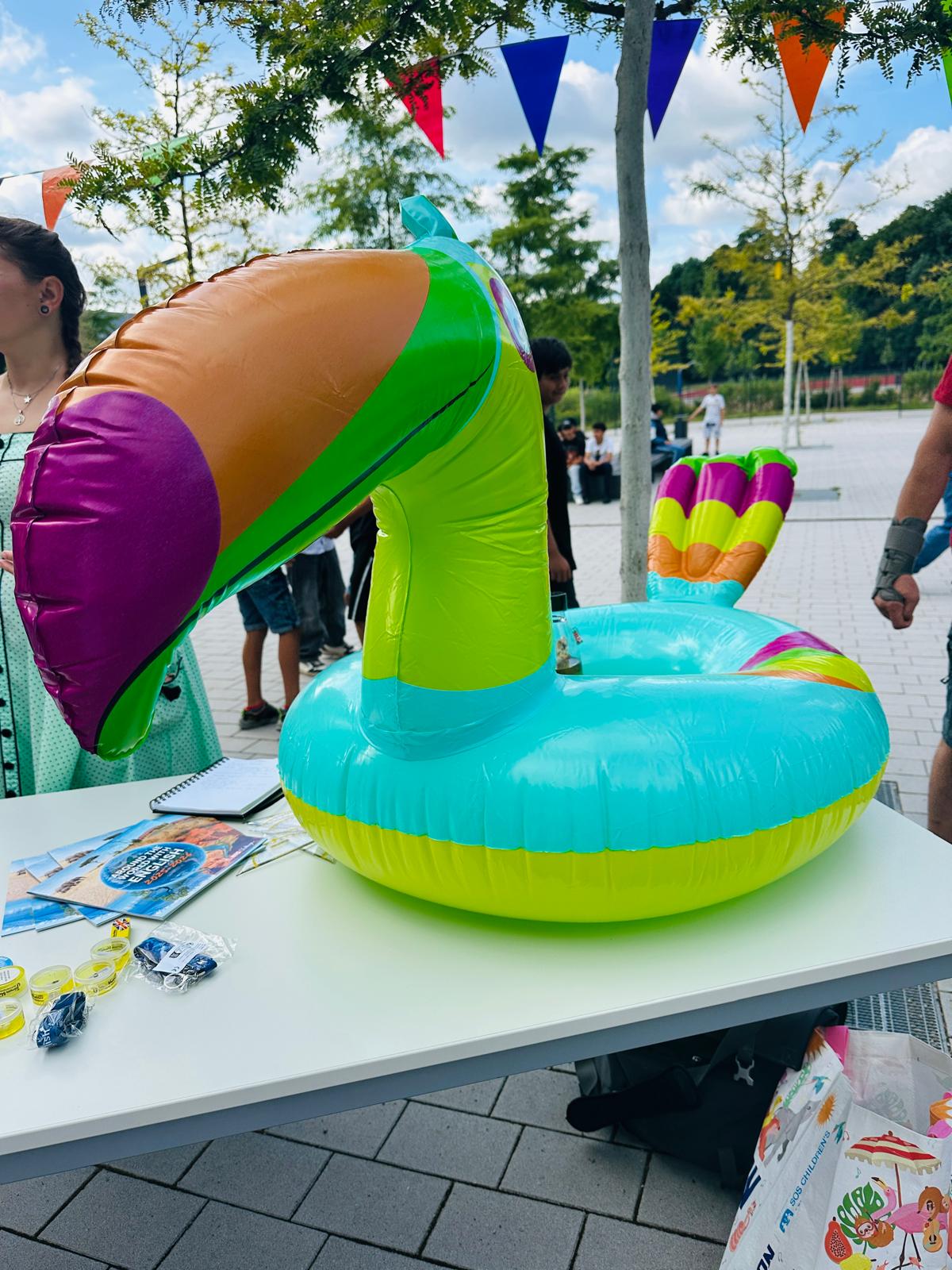 Sommerlicher Schuljahresausklang auf dem Schulhof